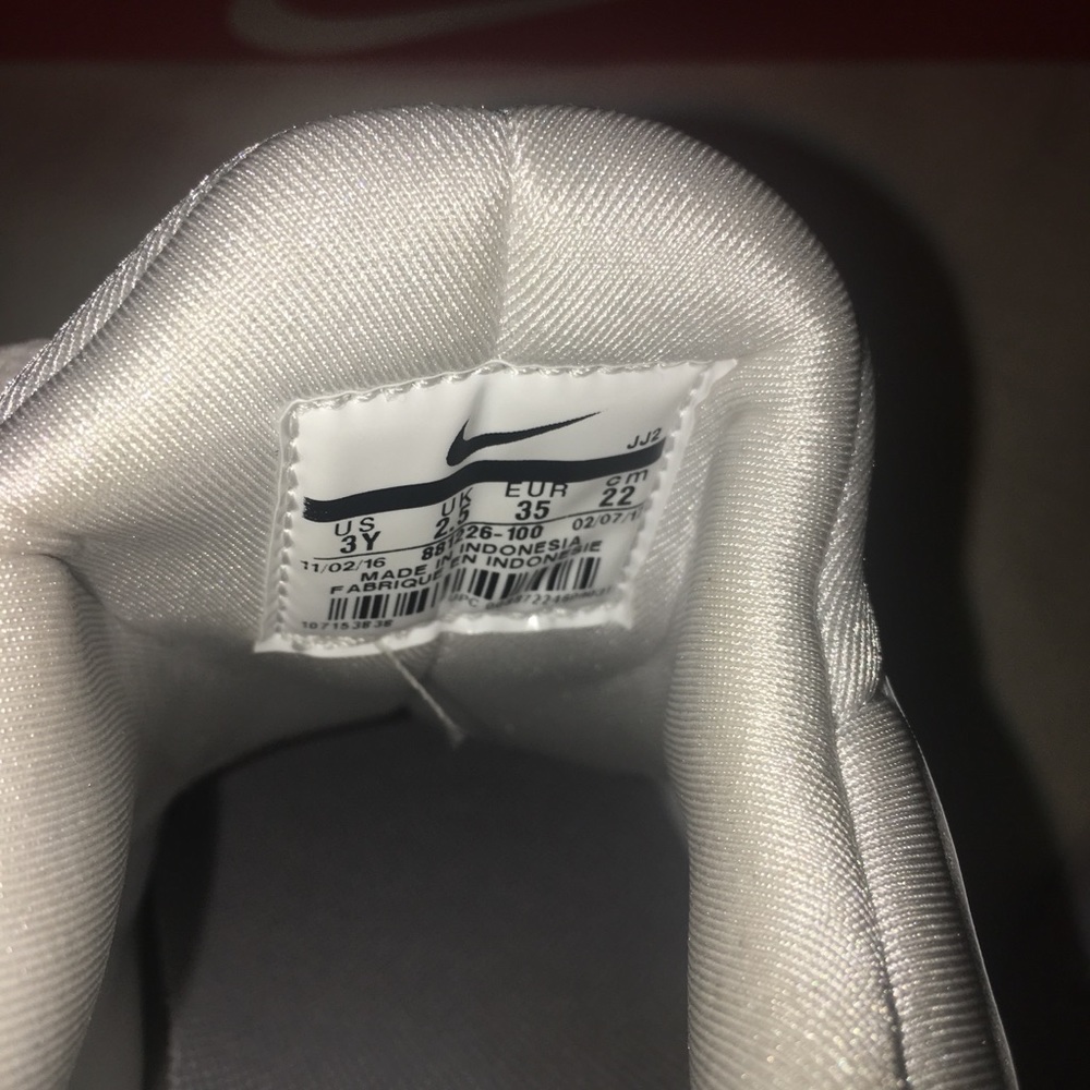 Nike - Picture 4 of 4